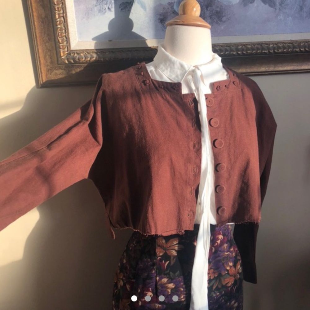 Cropped brown jacket with detailing
